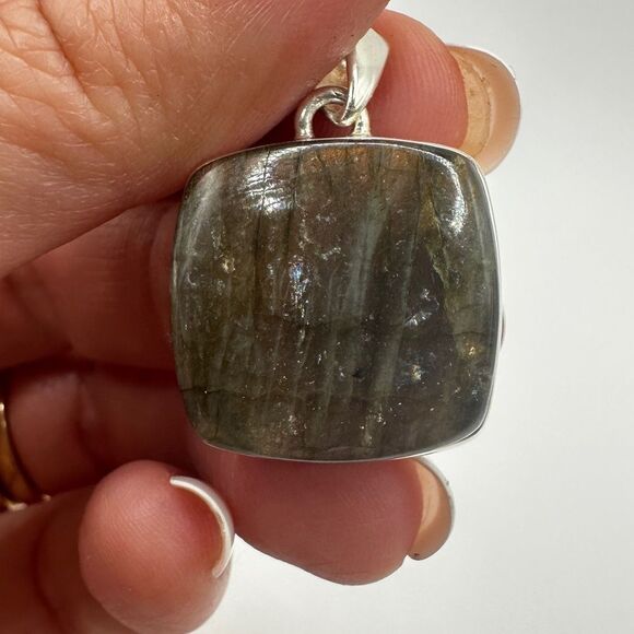 21mm PURPLE FLASH Labradorite pendant in solid sterling silver! - Picture 9 of 11